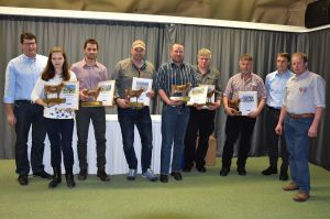 2Geehrte Zchter der 100000-er Khe mit Bruno Kslin links Reto Grnenfelder und Noldi Imfeld